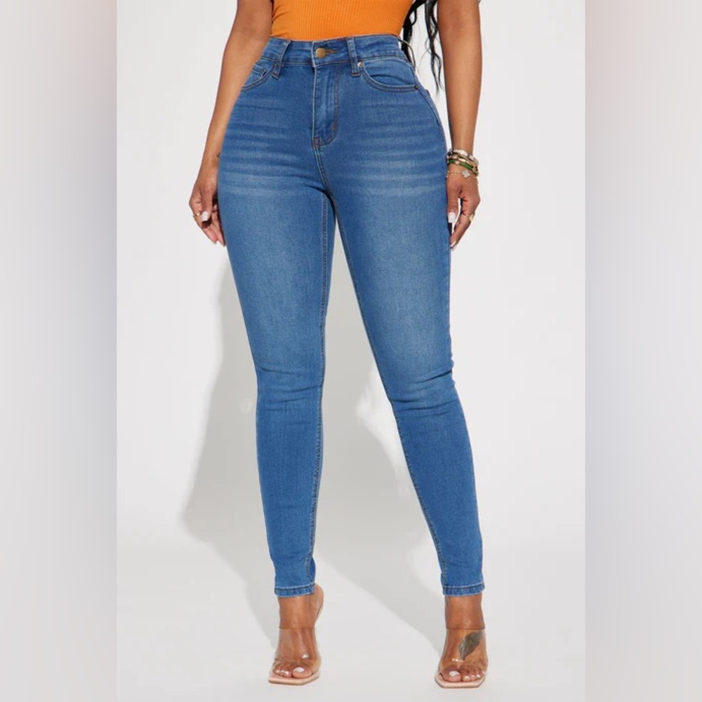 Brand New with Tag Medium Wash FashionNova Vibe Check Curvy Stretch Skinny Jeans